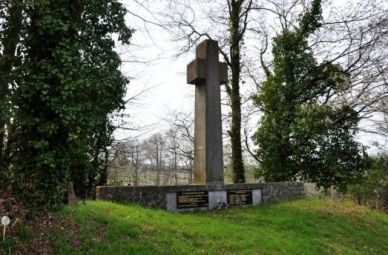 Monument à la mémoire de tous les guillotinés pendant la Terreur, à Laval, en 1794. Monument érigé sur la N162, le 29 août 2004