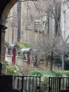 Rue des Barres : vestiges de l’ancien cimetière.